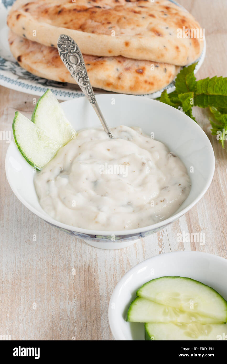 Raita un menta e salsa di cetriolo fatta con yogurt Foto Stock