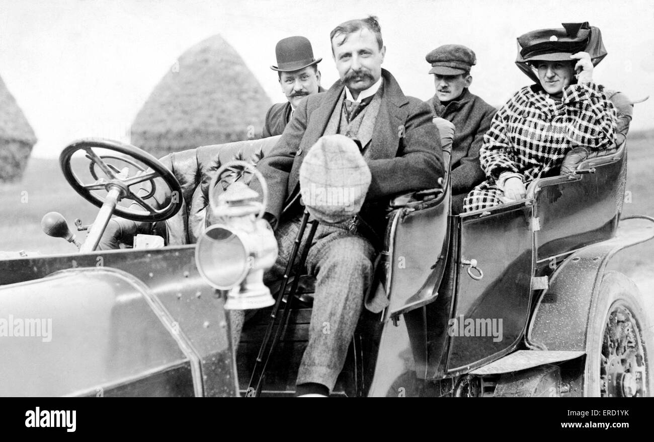 Aviatore francese Louis Bleriot a Calais accompagnato da sua moglie come egli si prepara per la sua storica traversata del Canale della Manica nella sua monoplan XXII Luglio 1909. Foto Stock