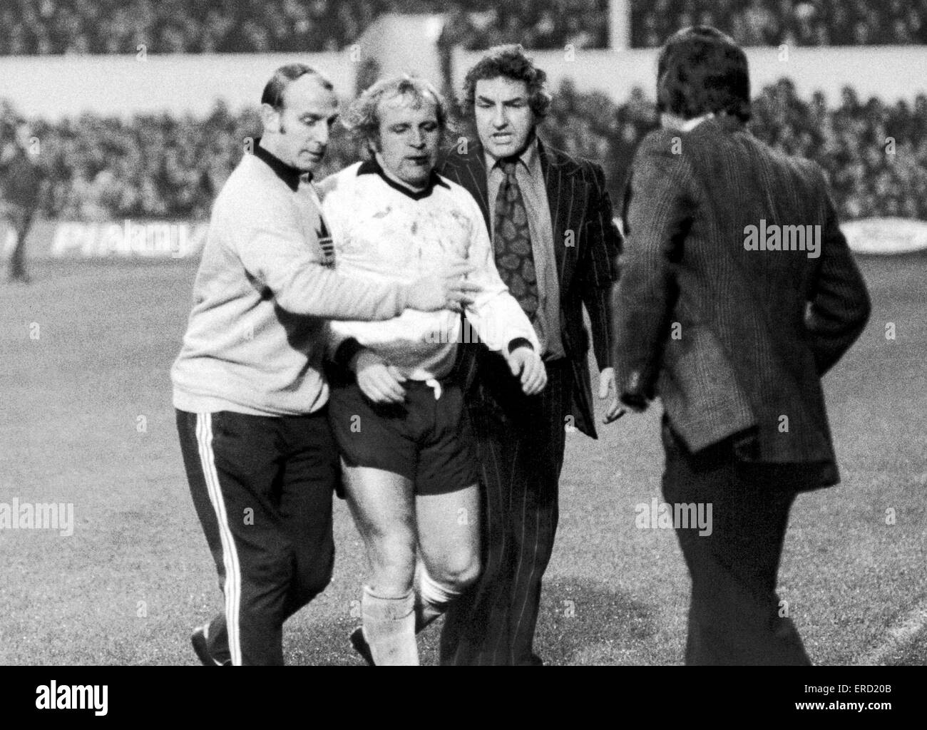 English League Division una partita a baseball di massa. Derby County 3 v Leeds United 2. Francesco Lee lascia il campo con un labbro split dopo uno scontro con Norman cacciatore di Leeds. Entrambi i giocatori sono stati inviati per l'incidente. 1 novembre 1975. Foto Stock