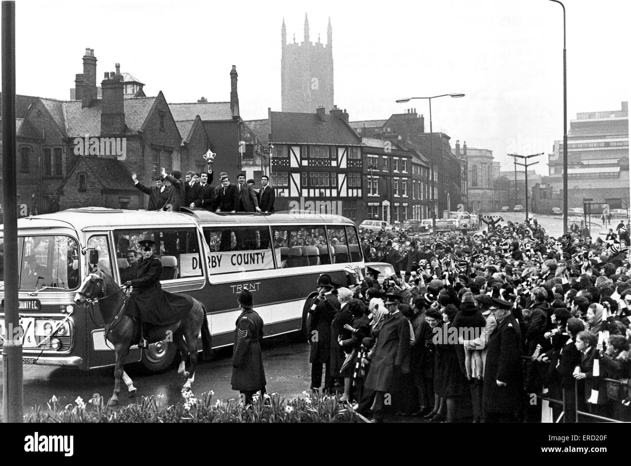 La città salutate la Seconda Divisione champions Derby County. La parata dei giocatori il trofeo in giro per le strade di Derby. Xxi Aprile 1969. Foto Stock
