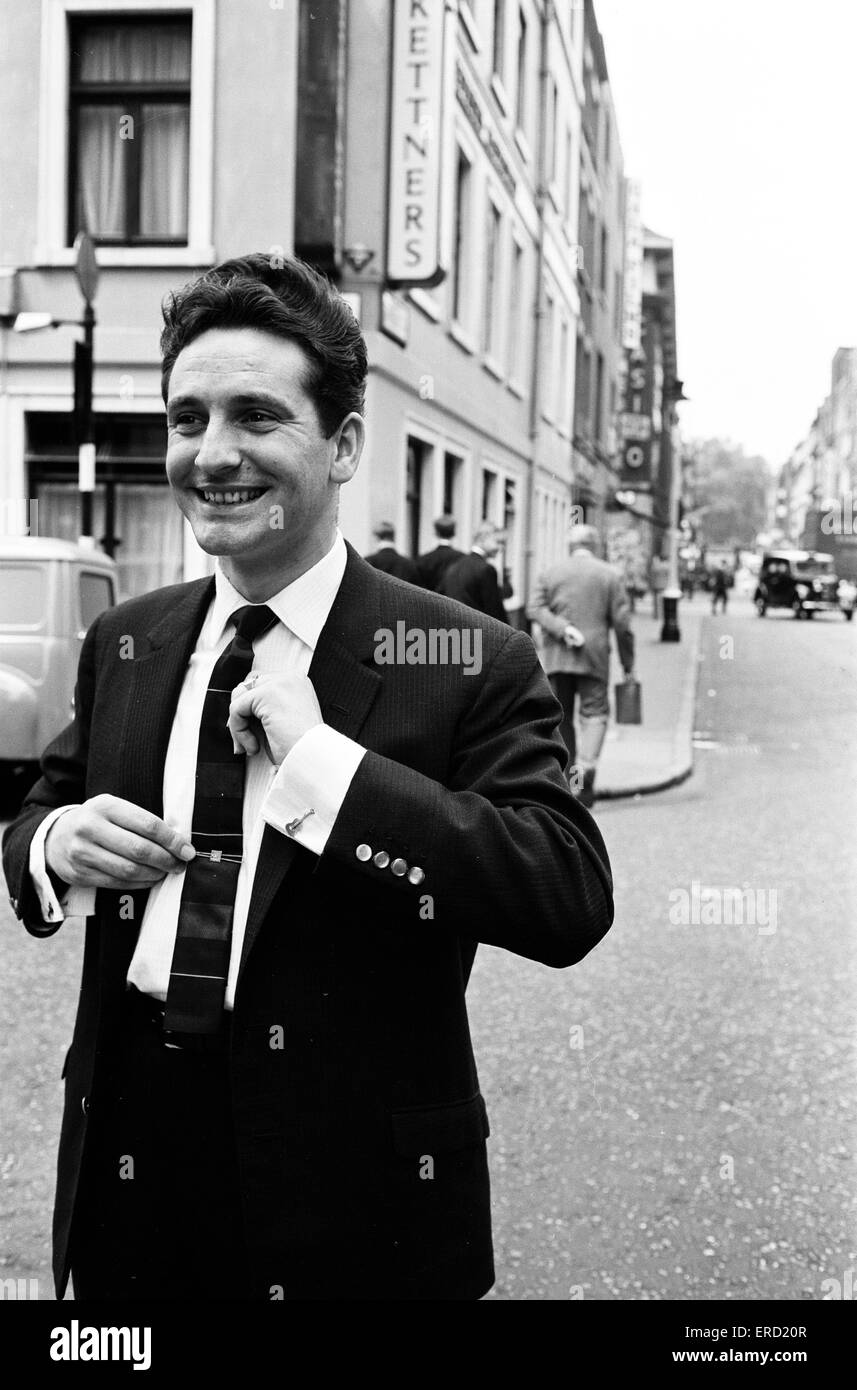 Re Skiffle Lonnie Donegan, potrebbe cantare circa il suo vecchio uomo essendo un dustman. Ma oggi gli esperti ha deciso che Lonnie stesso era un uomo intelligente. Egli è stato appena presentato con un premio per essere uno di Gran Bretagna dieci migliori vestiti uomini. Il premio è stato presente Foto Stock