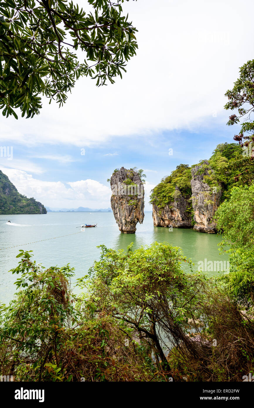 Alta Vista angolo splendido paesaggio del mare e del cielo a Khao Tapu o isola di James Bond in Ao Phang Nga Bay National Park, Thailandia Foto Stock