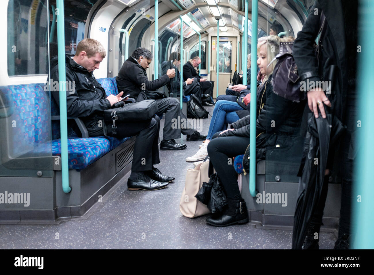 Pendolari sulla metropolitana di Londra Foto Stock