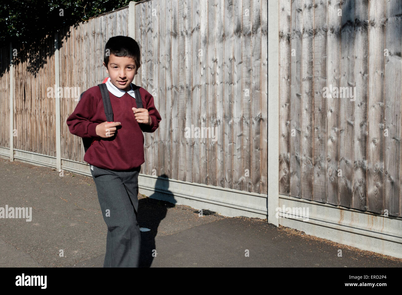 Scolaro 7, andare a scuola a piedi,Surrey, Regno Unito Foto Stock