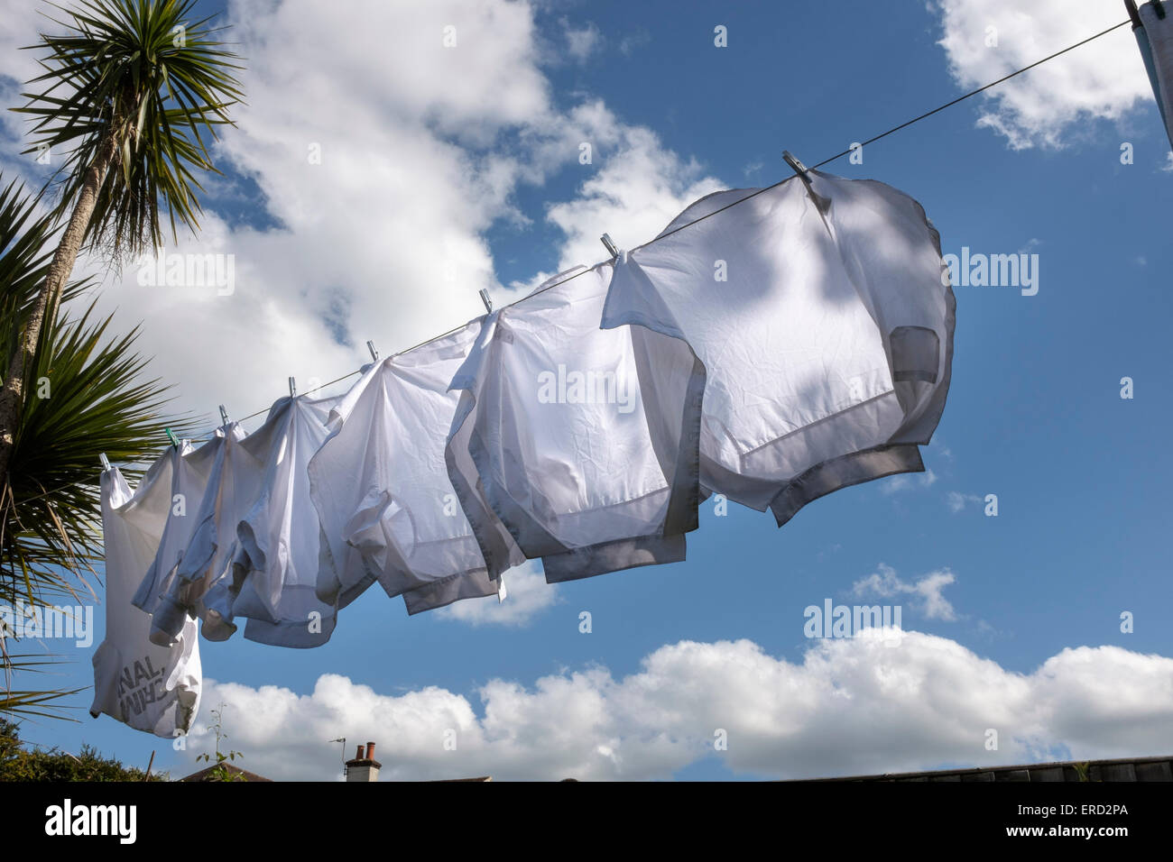 Vestiti di bianco sulla linea di lavaggio Foto Stock