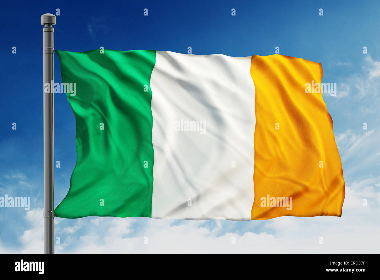 Irlanda bandiera isolato sul cielo blu sullo sfondo Foto Stock