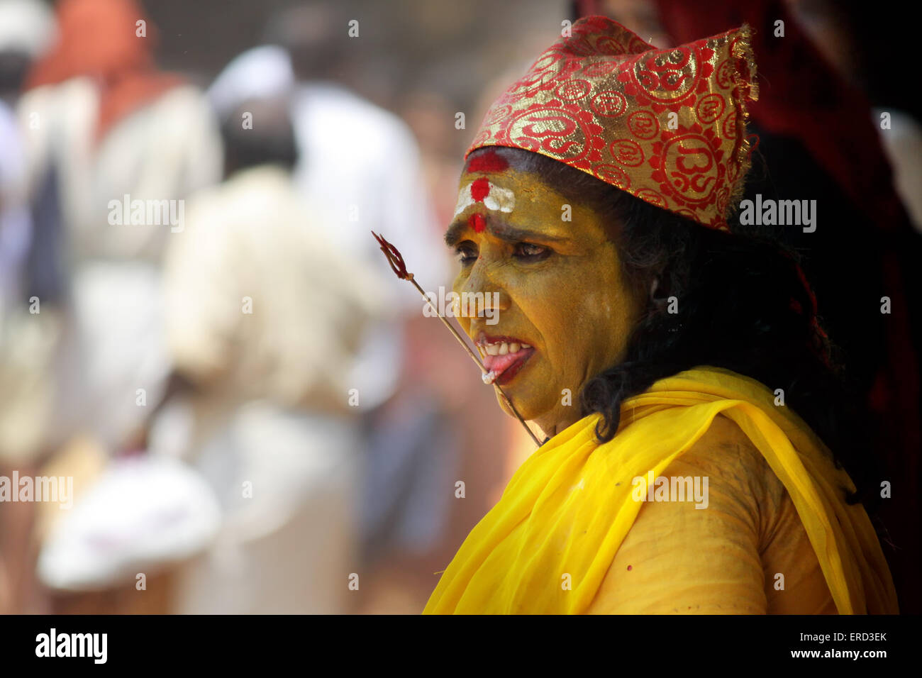 Un devoto indù con linguetta forata con un tridente. Foto Stock