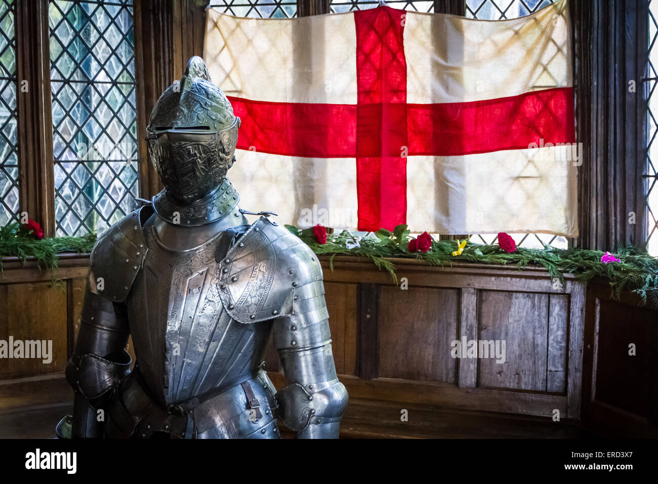 Armatura di fronte a St George Inghilterra bandiera nella sala grande a Speke Hall di Liverpool. Foto Stock