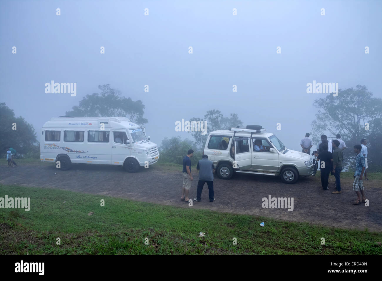 Turisti che si godono il nebbioso giorno a Gavi Foto Stock