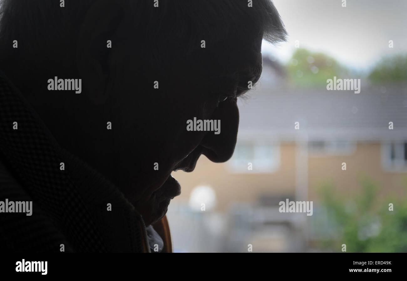 Stagliano uomo vecchio re depressione pensionamento Pensioni statali titolare di pensione o di rendita da soli LONELY solitudine premuto il suicidio anziani uomini REGNO UNITO Foto Stock