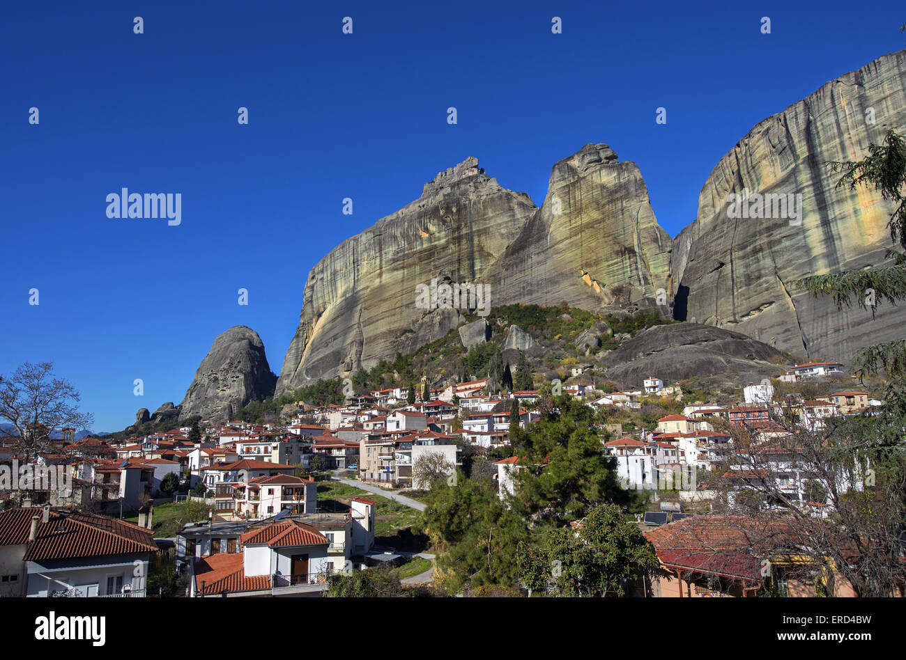 Vista Kalampaka città situata ai piedi delle rocce di Meteora, in Tessaglia, Grecia centrale Foto Stock