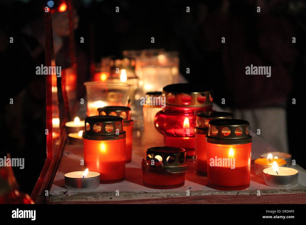 Masterizzazione luminoso colore rosso candele in contenitori in vetro Giornata della memoria Foto Stock
