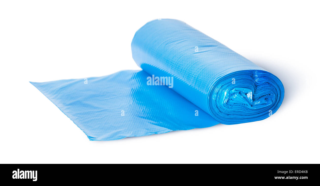 Rotolo di plastica blu sacchi della spazzatura isolati su sfondo bianco Foto Stock