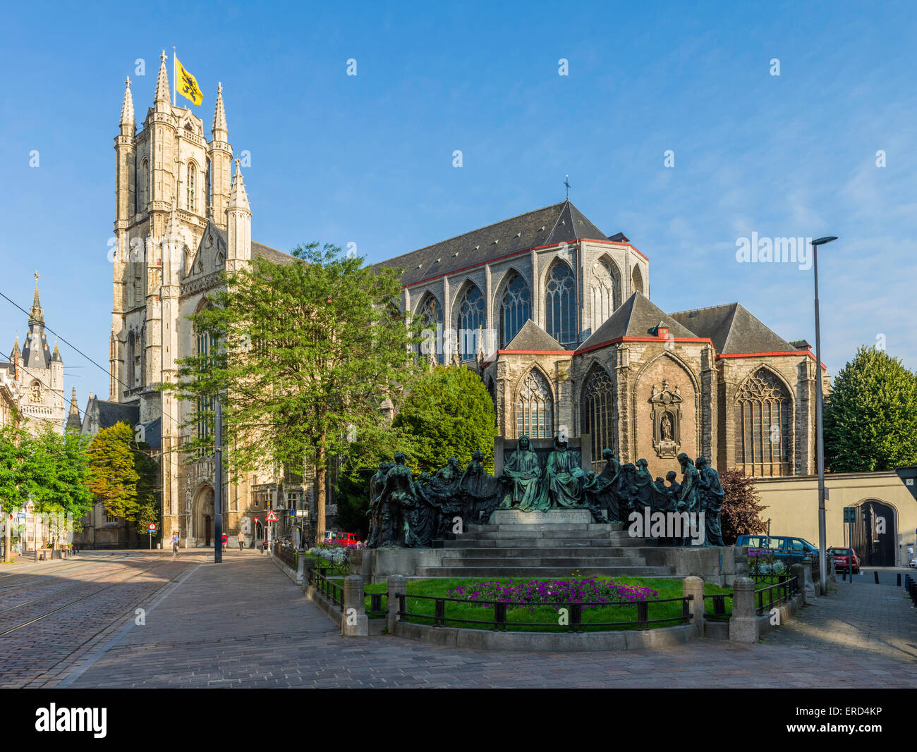 Statua della fratelli Van Eyck dietro il San Bavo (Sint Baafskathedraal), Gent, Belgio Foto Stock