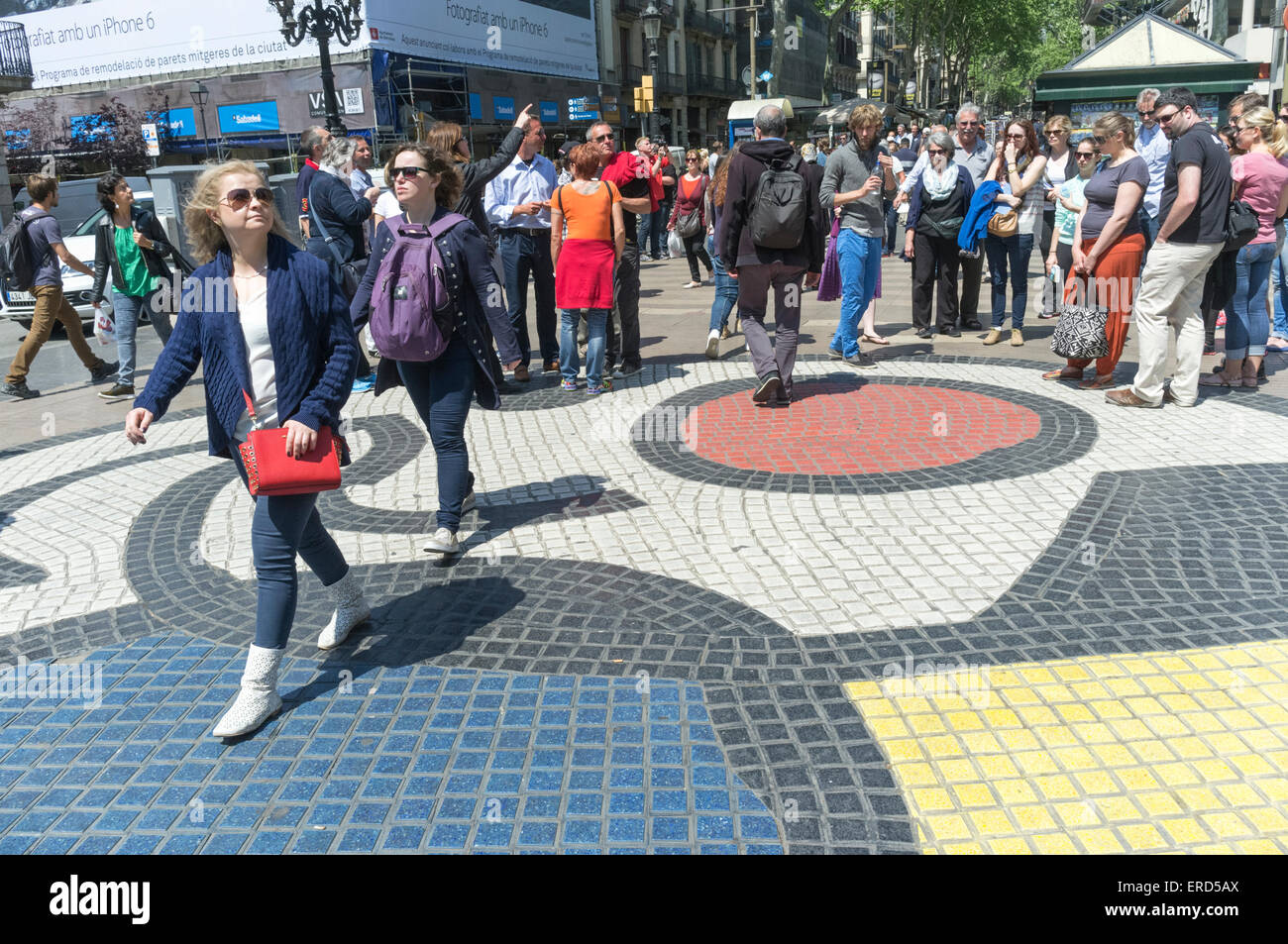La gente che camminava sul marciapiede di mosaico di Joan Miró sulla Rambla, Barcelona, Spagna Foto Stock