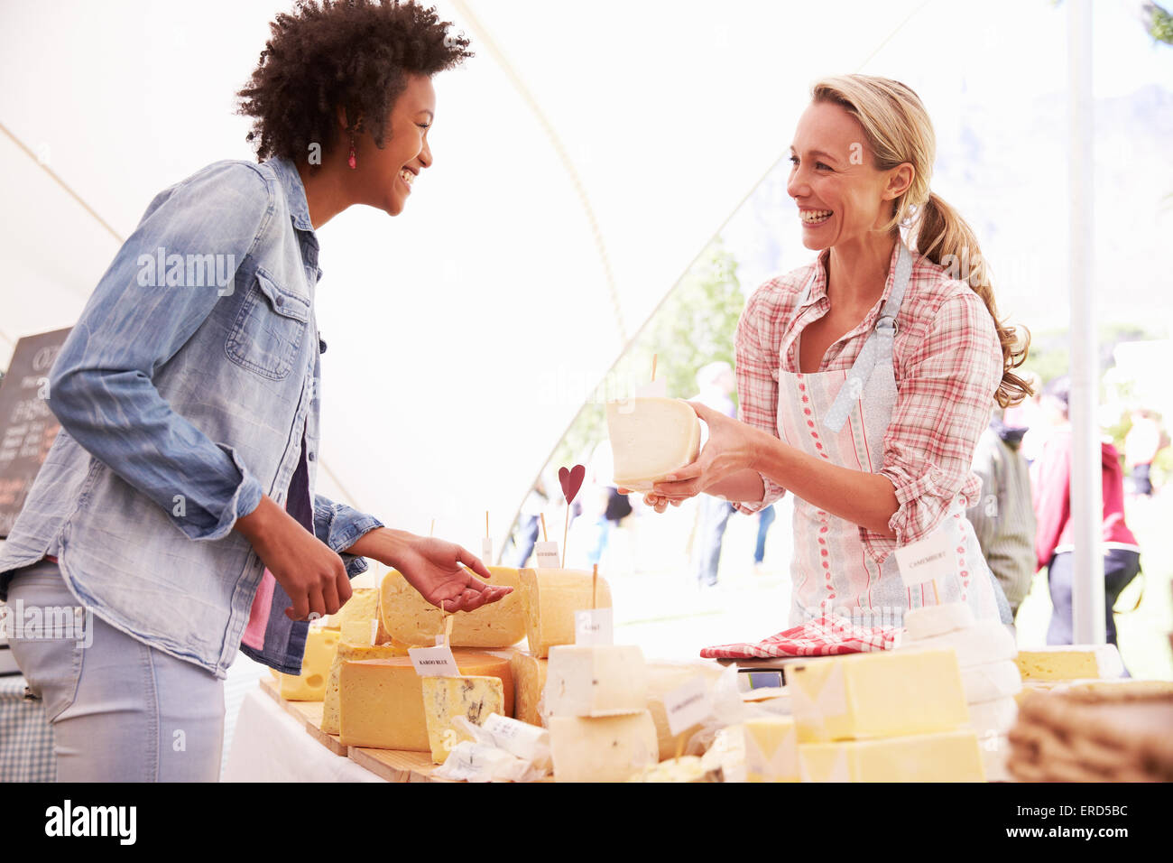 Donna vendita di formaggio fresco presso gli agricoltori mercato alimentare Foto Stock