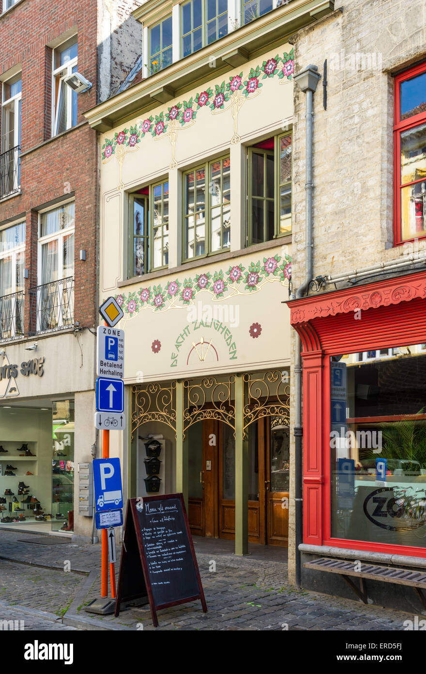 Colorata facciata in art nouveau, del ristorante 'De Acht Zaligheden', 'Le otto beatitudini', a Gand, Belgio. Foto Stock