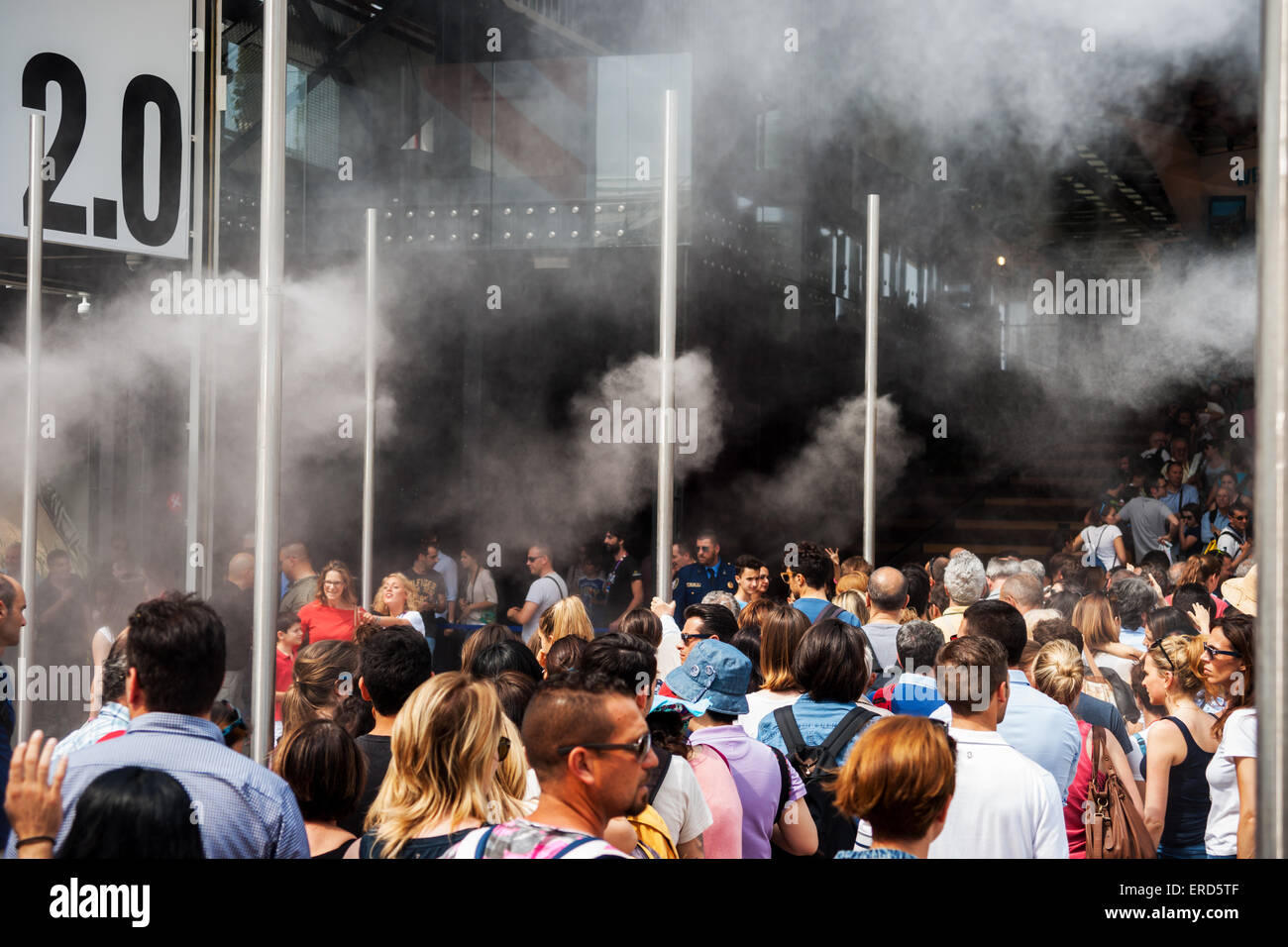 Milano, Italia. Il 1 giugno, 2015. Grande affluenza alla EXPO 2015 dopo un mese dalla inaugurazione ufficiale. La gente visita la fiera internazionale, in attesa per ore per inserire l'expo pavillons. Libera acqua fresca e aree relax dare alle persone un po' di sollievo sotto il caldo sole. Credito: Sandro Tomada/Alamy Live News Foto Stock