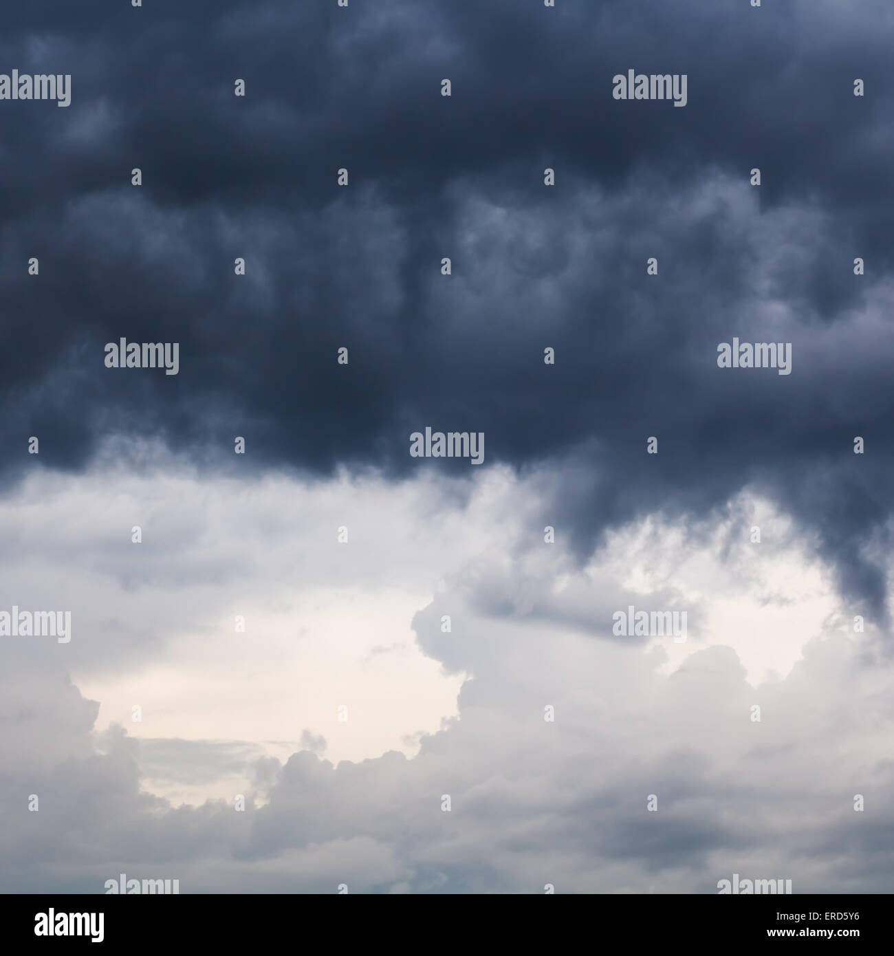 Scuro pesante pioggia nuvole nel cielo a molla Foto Stock
