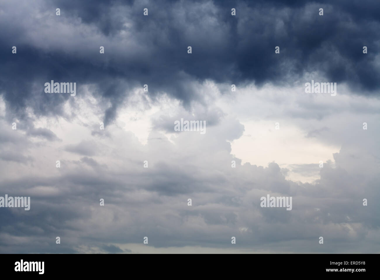 Oscura pioggia nuvole nel cielo a molla Foto Stock