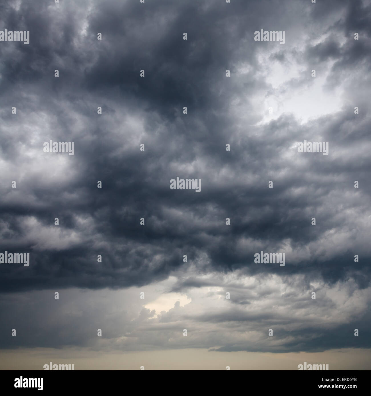Bassa pesanti nuvole temporalesche nella sera Cielo a molla Foto Stock