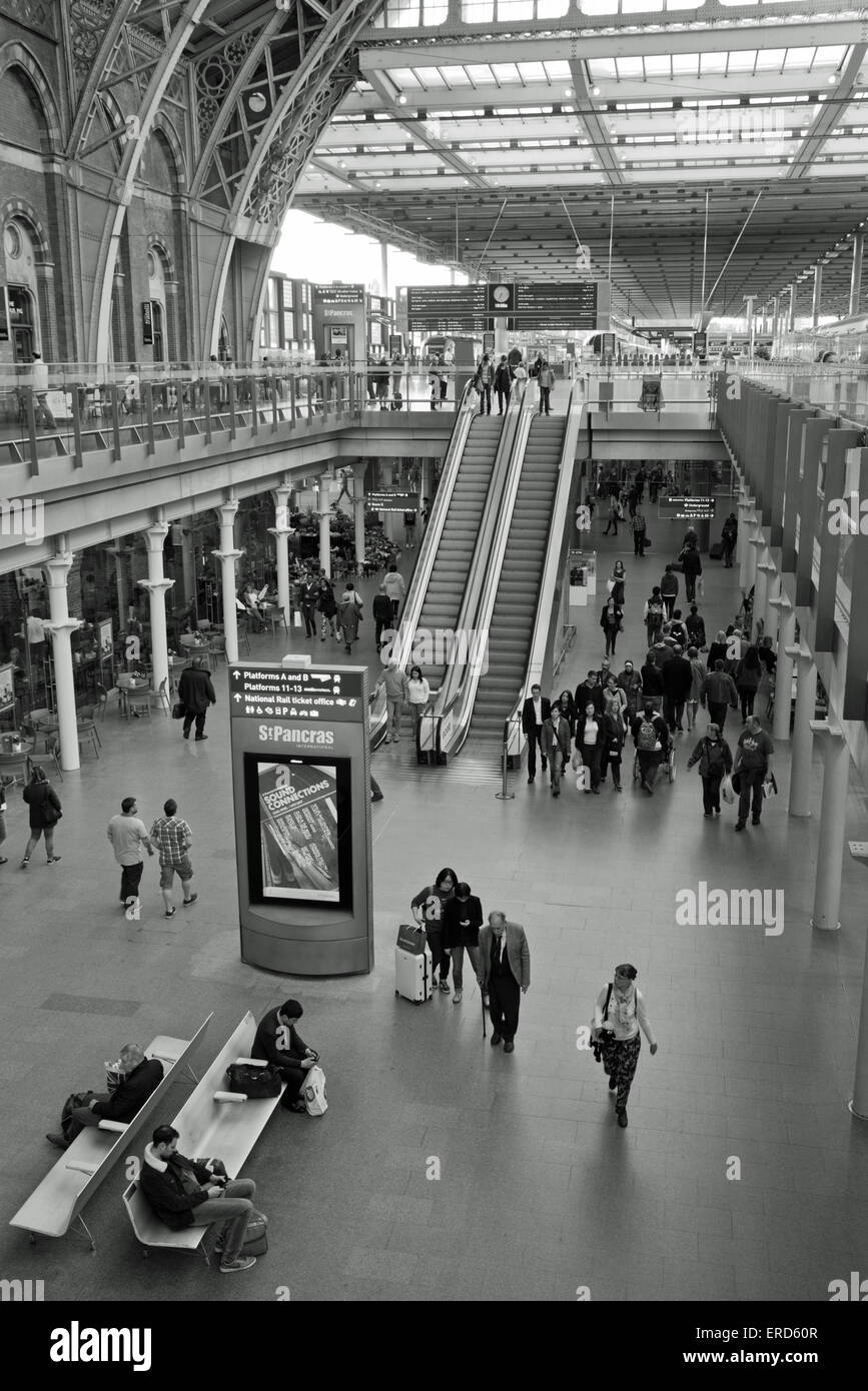 Pendolari in San Pancrazio stazione ferroviaria London Regno Unito Foto Stock
