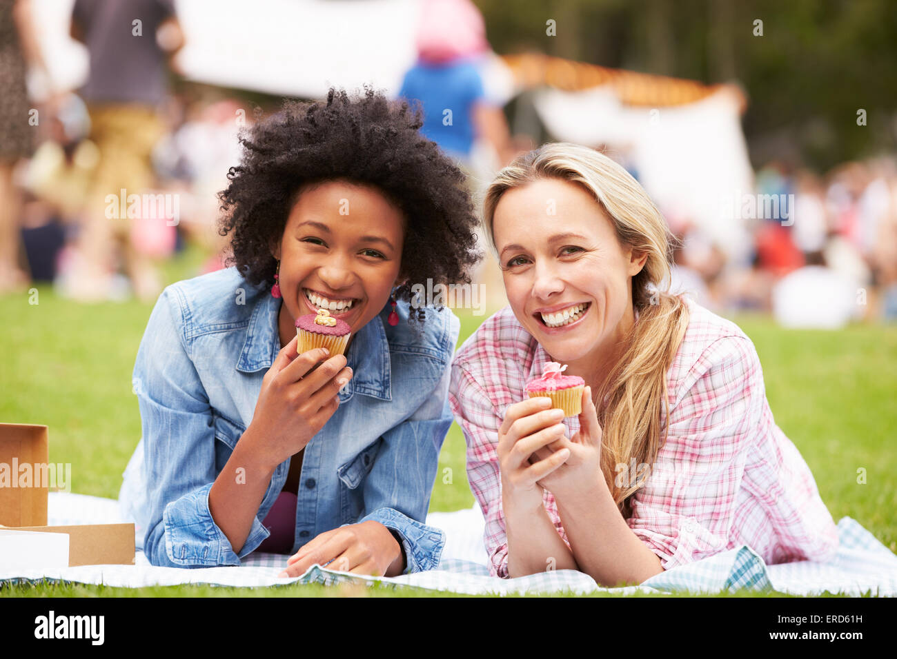 Due amiche godendo tortine alla Outdoor evento estivo Foto Stock