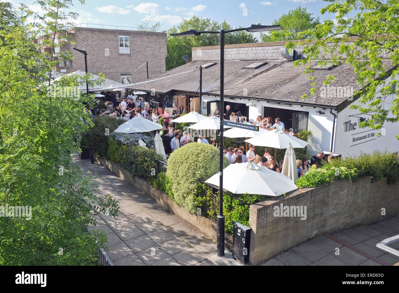 Raduno di persone al di fuori del pub ristorante a Londra Regno Unito Inghilterra Foto Stock