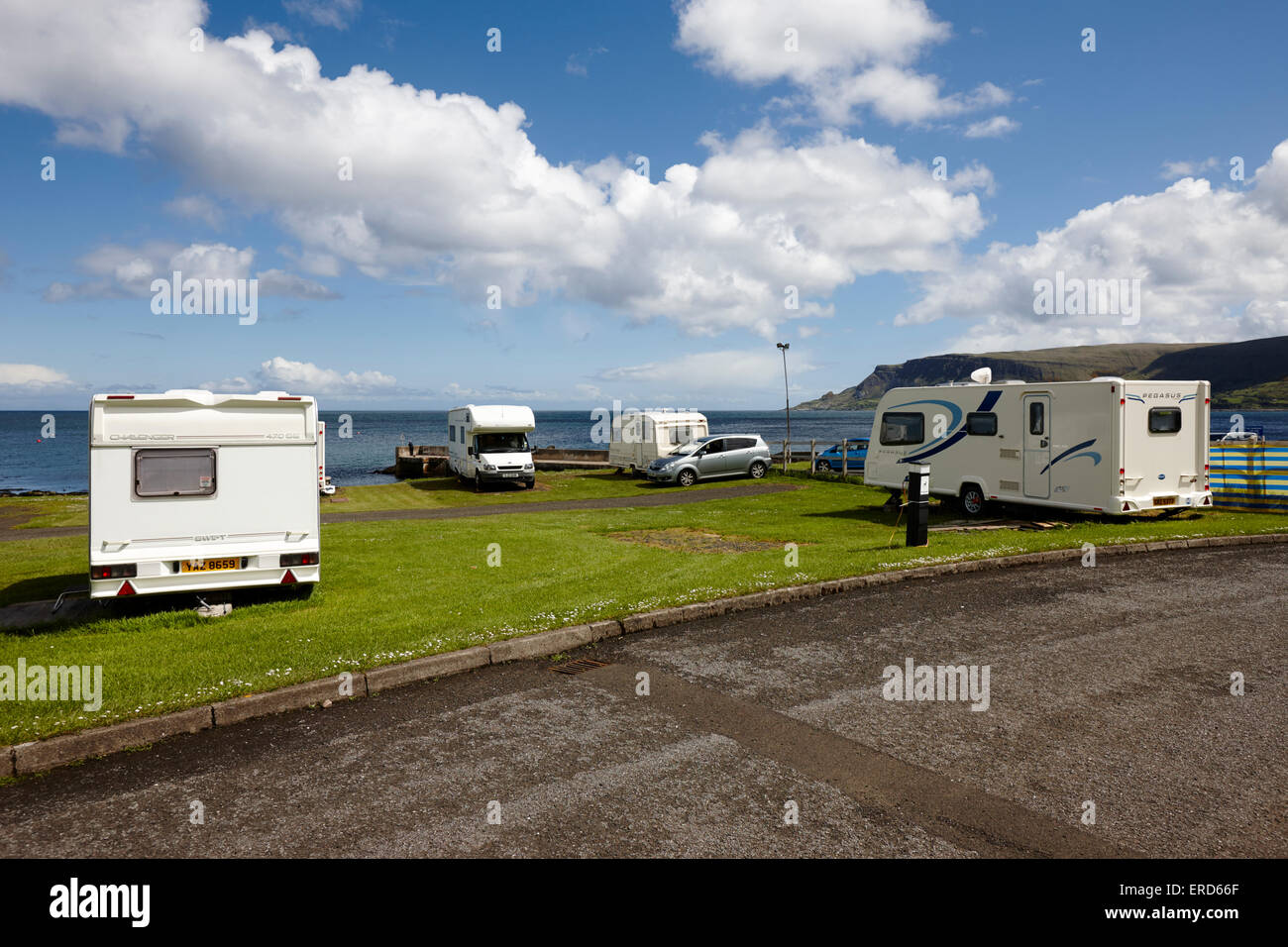 Touring mobili roulotte parcheggiate in Cushendall County Antrim Irlanda del Nord Regno Unito Foto Stock