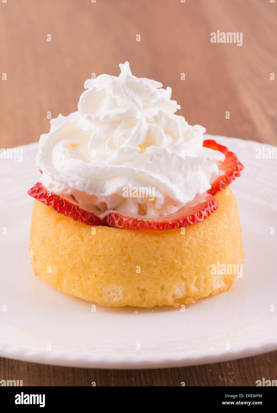 Guscio di dessert con fragole a fette e rabboccato con un mucchio di panna montata Foto Stock