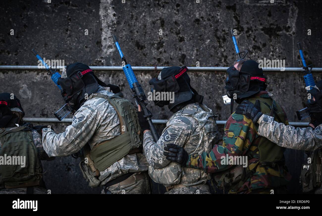Negli USA e in Europa e le forze di sicurezza si muove in posizione per violazione di una struttura indurita durante un combattimento corso di formazione noti come Blac ghiaccio a Ramstein Air Base Maggio 30, 2015 a Ramstein, Germania. Foto Stock