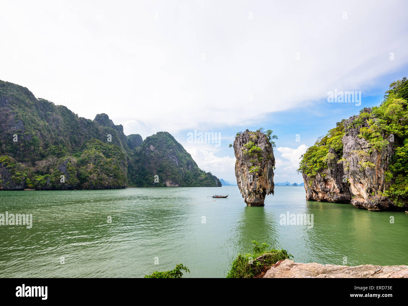 Alta Vista angolo splendido paesaggio del mare e del cielo a Khao Tapu o isola di James Bond in Ao Phang Nga Bay National Park, Thailandia Foto Stock
