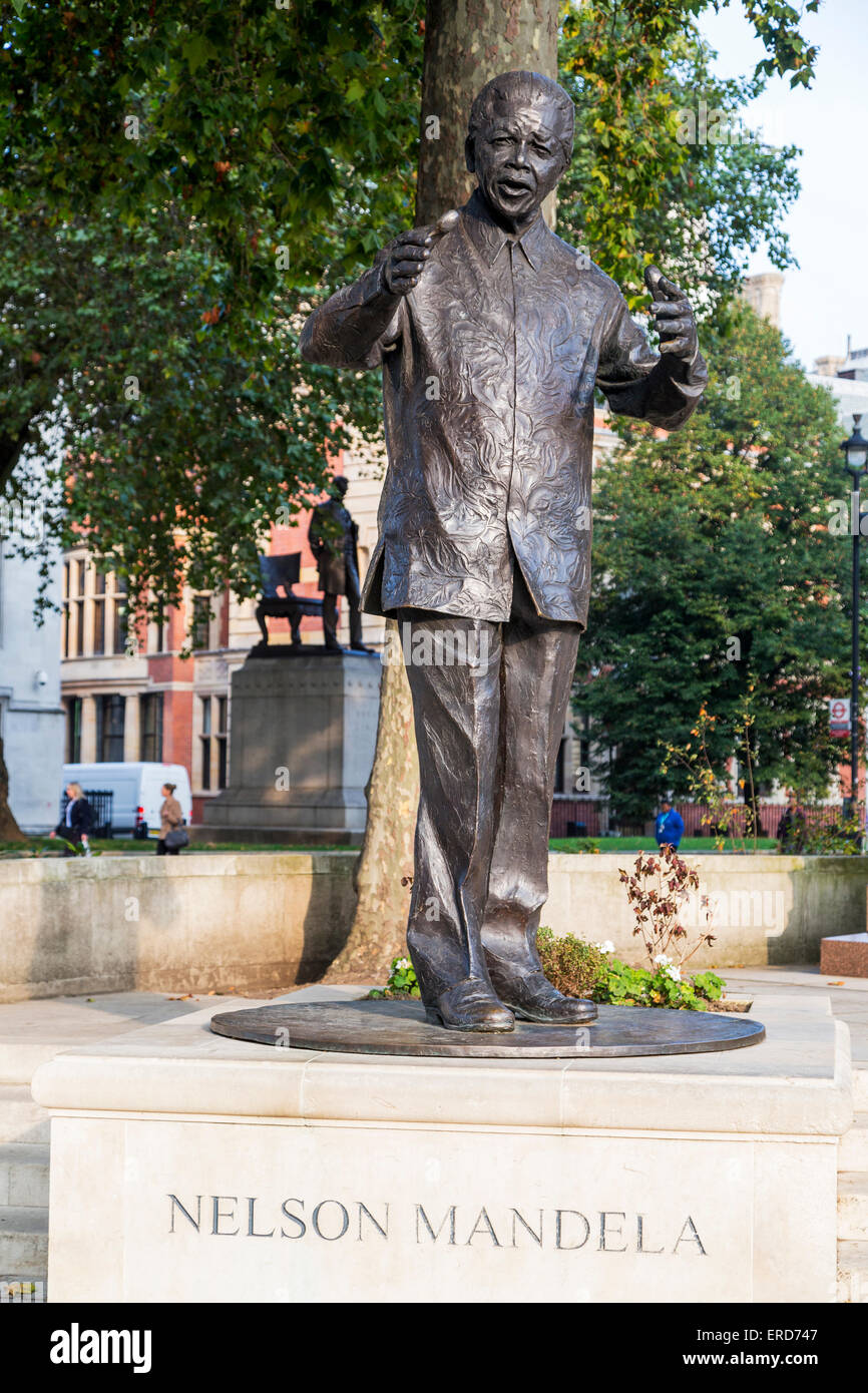 Regno Unito, Inghilterra, Londra. Nelson Mandela statua, la piazza del Parlamento. Foto Stock