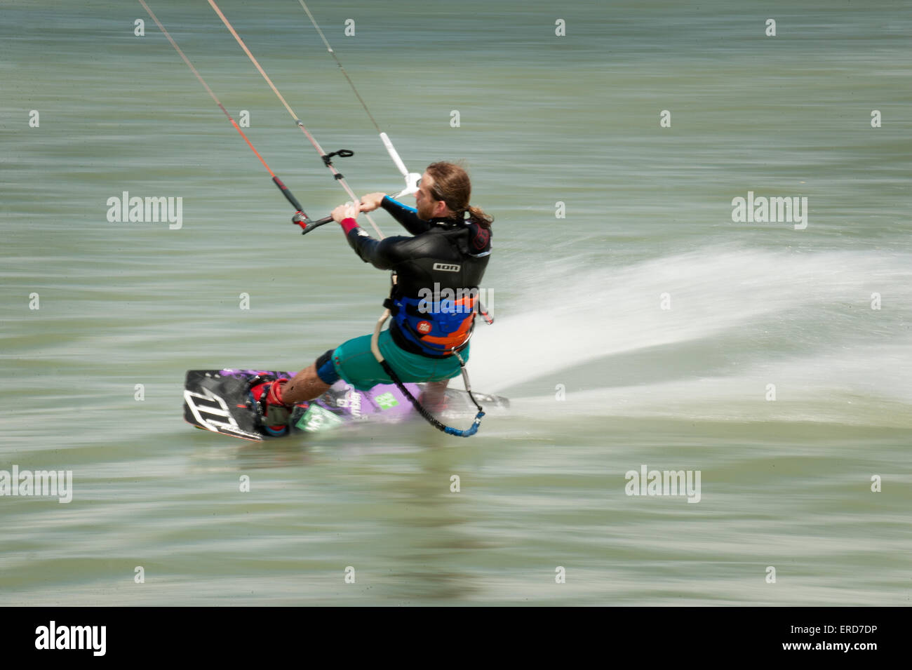 Un kite boarder a Squamish spiedo kite boarding area. Squamish BC, Canada. Foto Stock