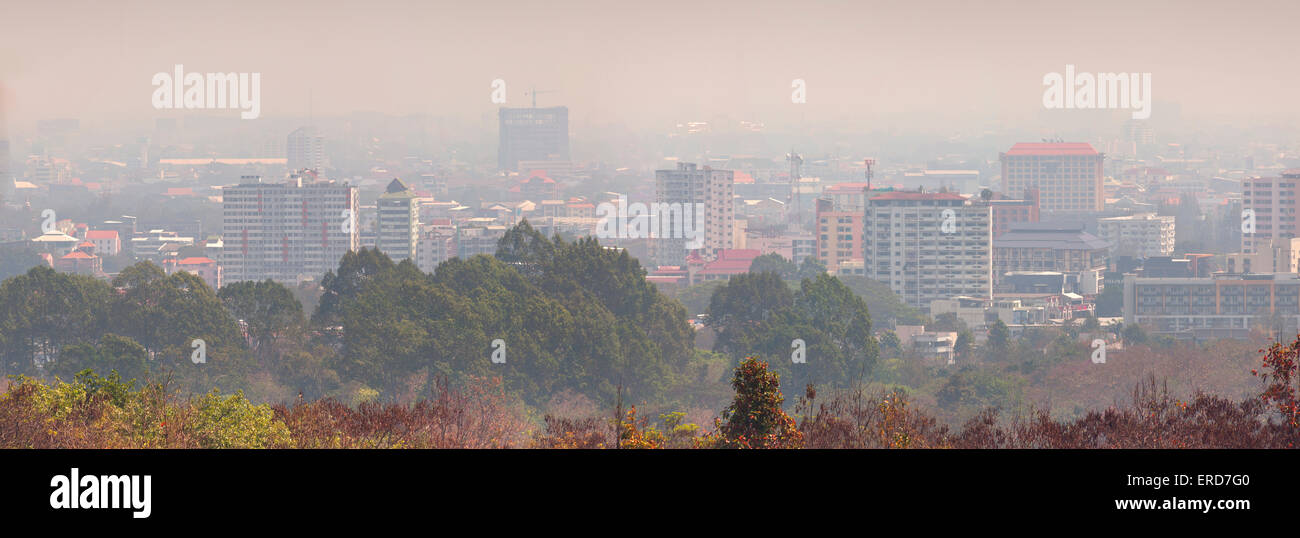 Chiang Mai panorama cittadino, Thailandia, inquinamento atmosferico sovrasta la città, smog Foto Stock