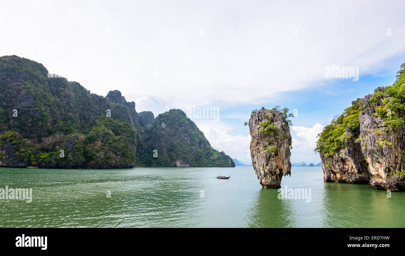 Alta Vista angolo splendido paesaggio del mare e del cielo a Khao Tapu o isola di James Bond in Ao Phang Nga Bay National Park, Thailandia, 1 Foto Stock