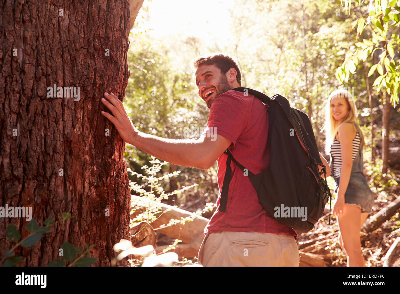 Paio di messa in pausa dal tronco di albero in su a piedi attraverso la foresta Foto Stock