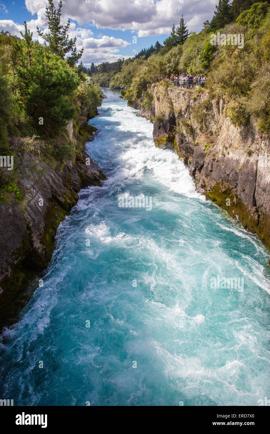 Cascate Huka sul fiume Wikato svuotare vasti volumi di acqua dal Lago Taupo nel centro di Isola del nord della Nuova Zelanda Foto Stock