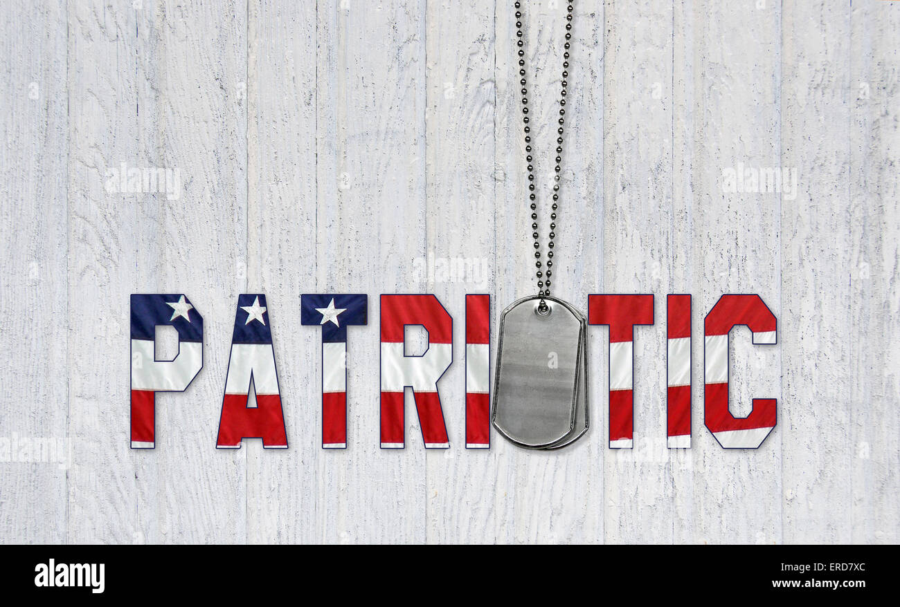 American patriottica bandiera font con dog tags militari su grigio weathered legno. Foto Stock