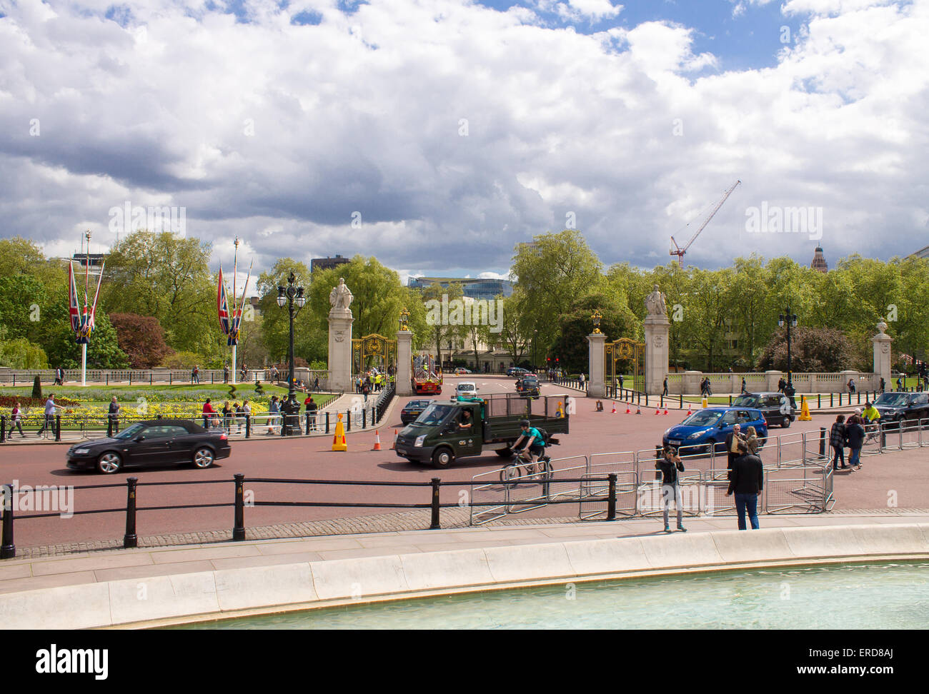 Il traffico a Spur Road, accanto a Buckingham Palace. Foto Stock