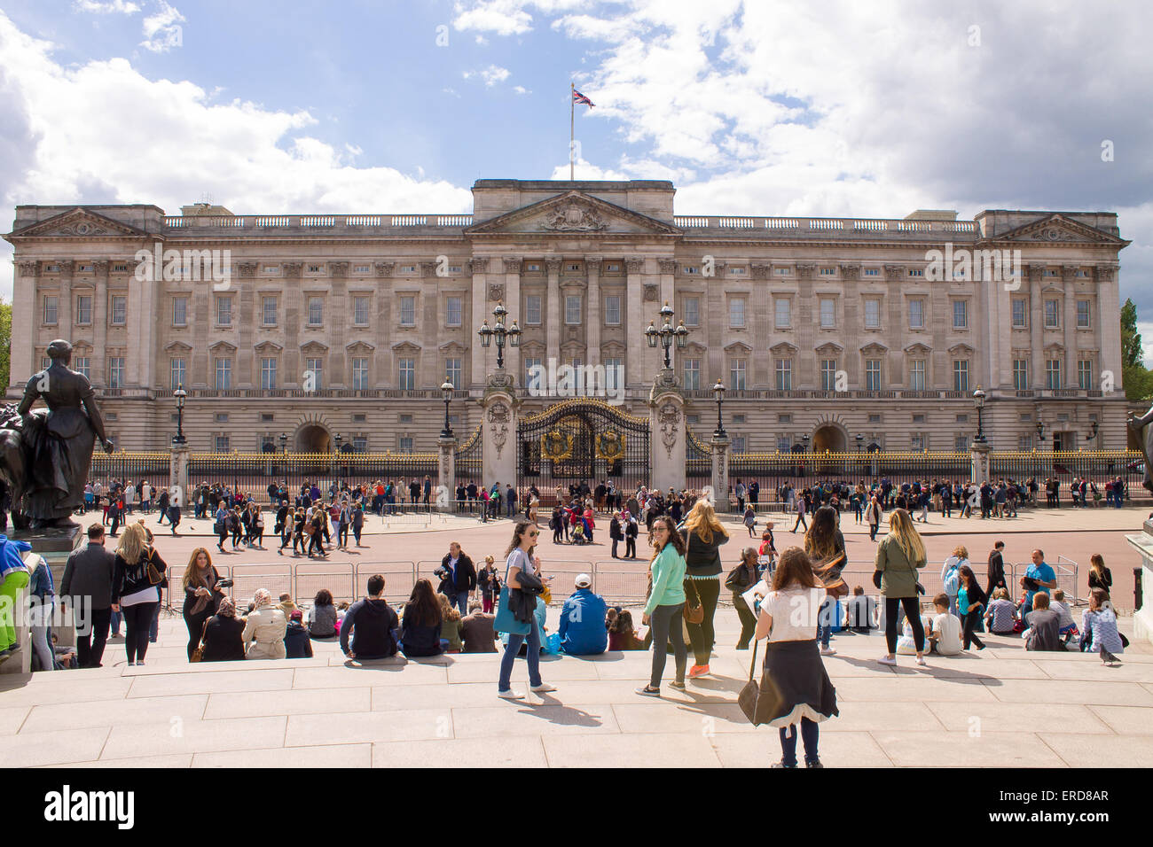 Buckingham Palace, residenza londinese del monarca del Regno Unito. I turisti sulla parte anteriore. London, Regno Unito Foto Stock