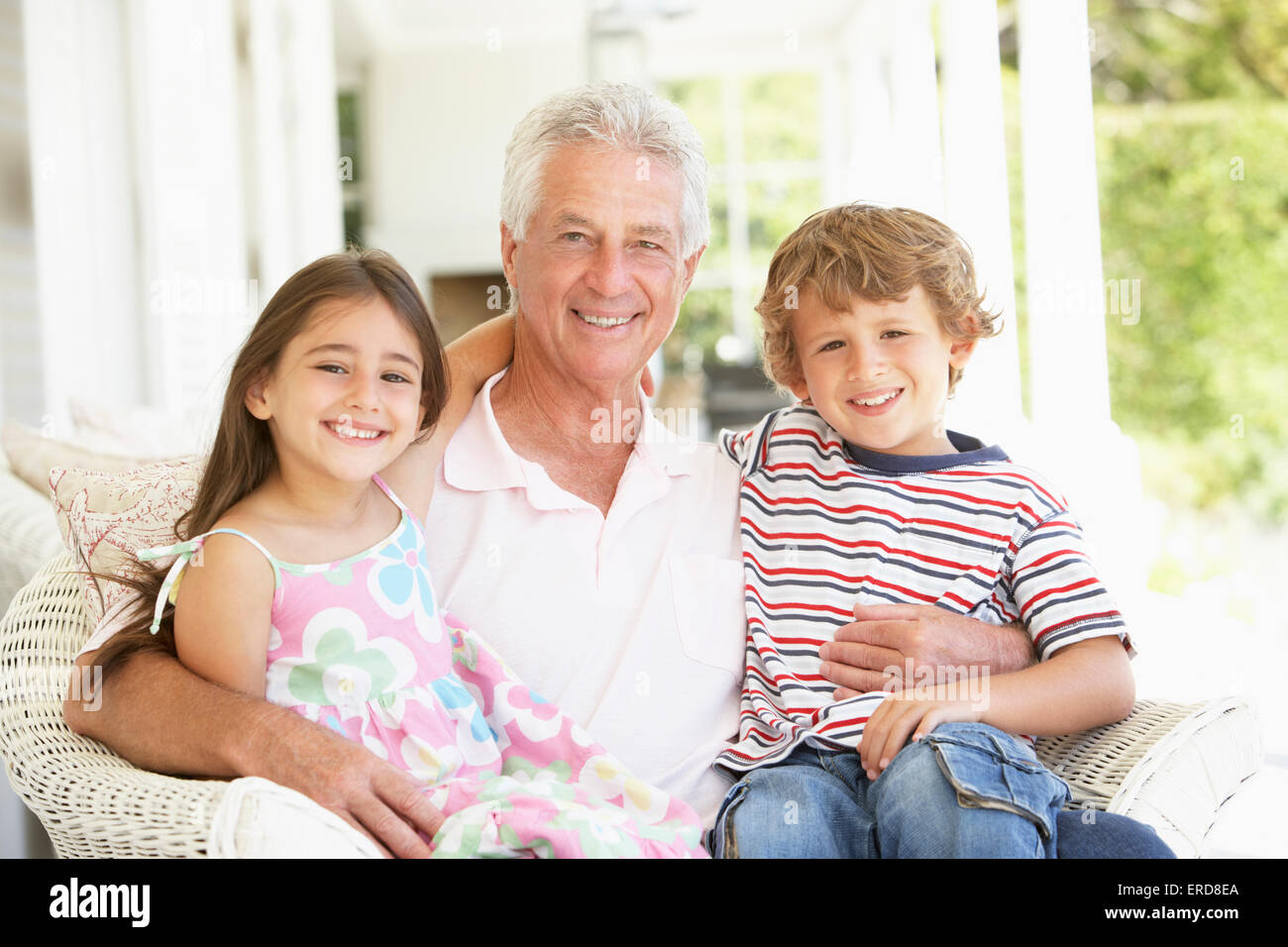 Nonno con i nipoti a casa Foto Stock