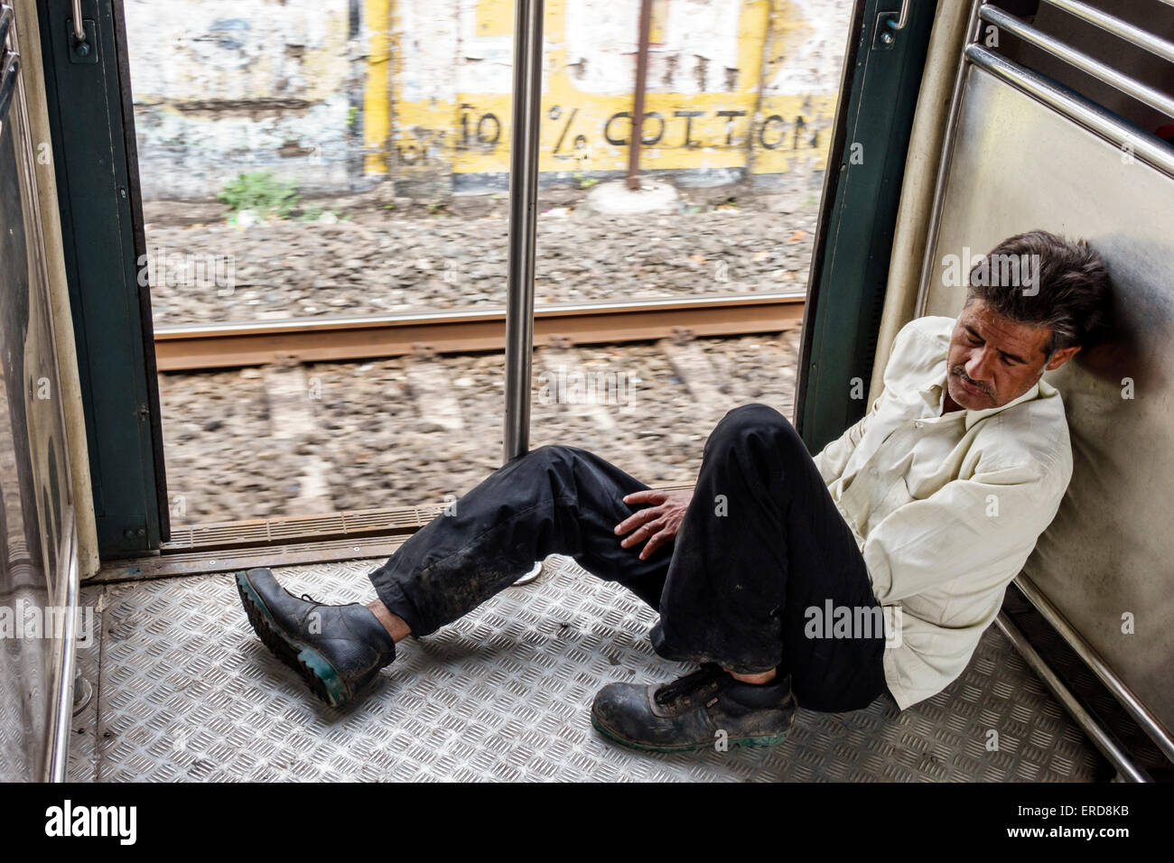 Mumbai India, stazione ferroviaria centrale locale di Mumbai, linea occidentale, treno, pilota, passeggeri passeggeri, riders, porta aperta, uomo uomo maschio, snooze, dormire, Foto Stock
