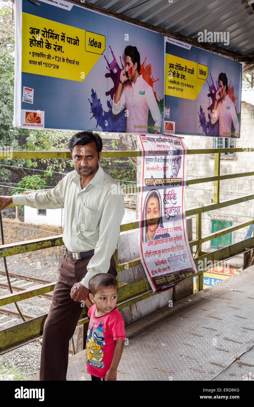 Mumbai India,Indian Asian,Lower Parel Railway Station,Western Line,treno,trasporto pubblico,riders,passeggeri passeggeri riders,over bridge,ad Foto Stock