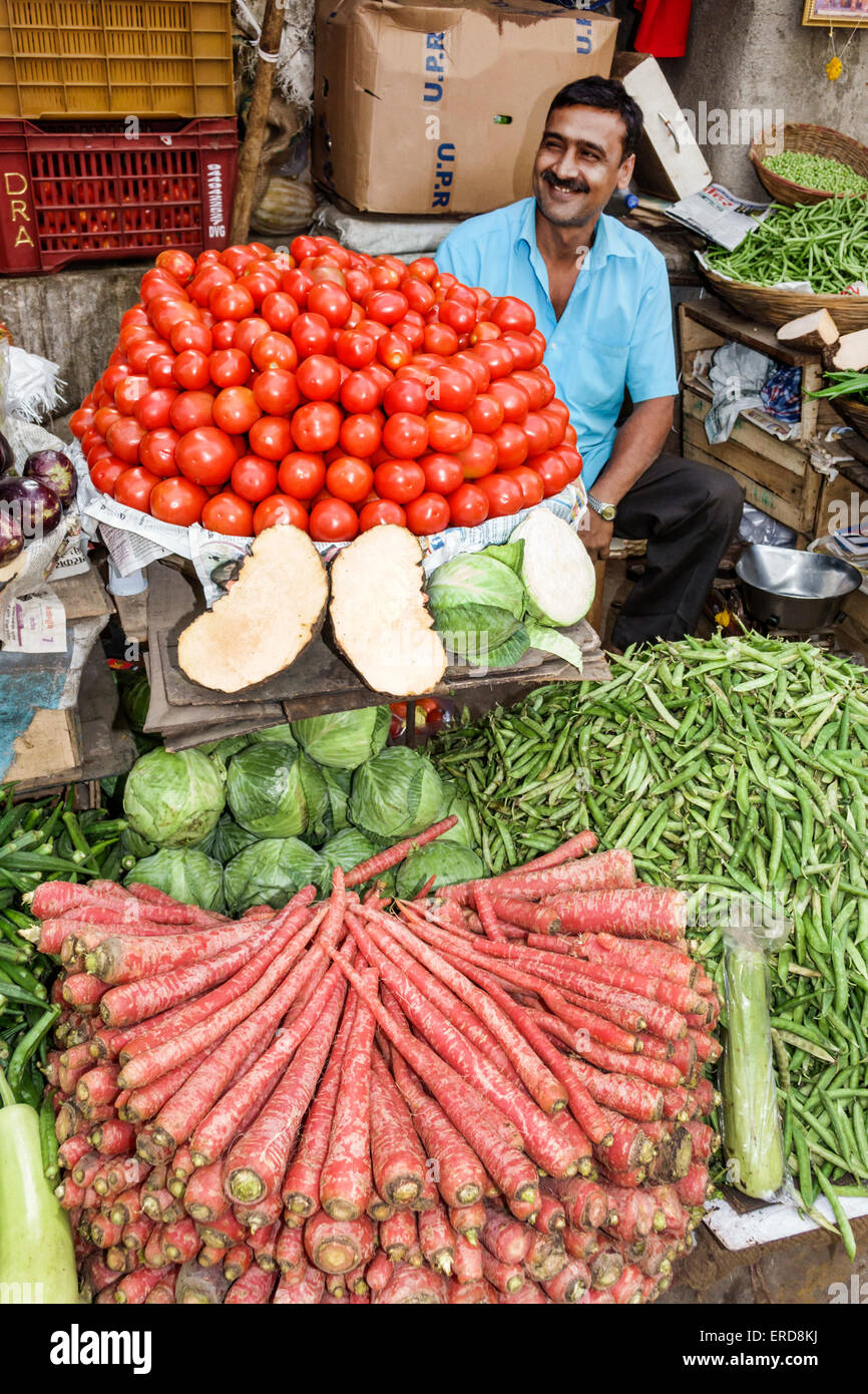 Mumbai India,Lower Parel,Sunday Market,producestall,bancarelle,stand,stand,stand,venditore,venditori,commerciante,shopping shopper shopping negozi mercati di mercato ma Foto Stock Mumbai India,Lower Parel,Sunday Market,producestall,bancarelle,stand,stand,stand,venditore,venditori,commerciante,shopping shopper shopping negozi mercati di mercato ma Foto Stock