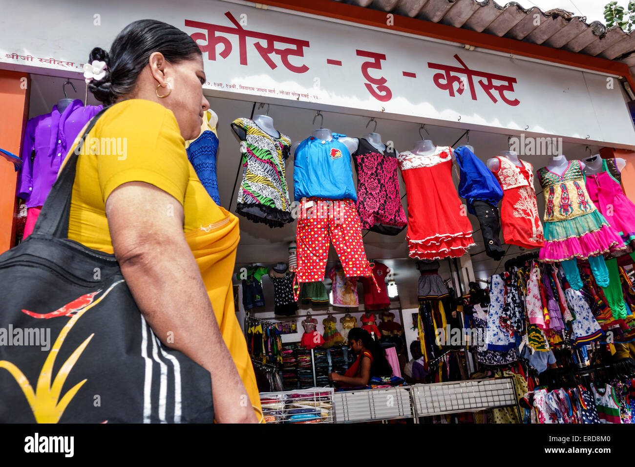 Mumbai India,Indian Asian,Lower Parel,Sunday Market,shopping shopper shopping negozi di mercato mercati di mercato di acquisto di vendita, negozi al dettaglio Foto Stock