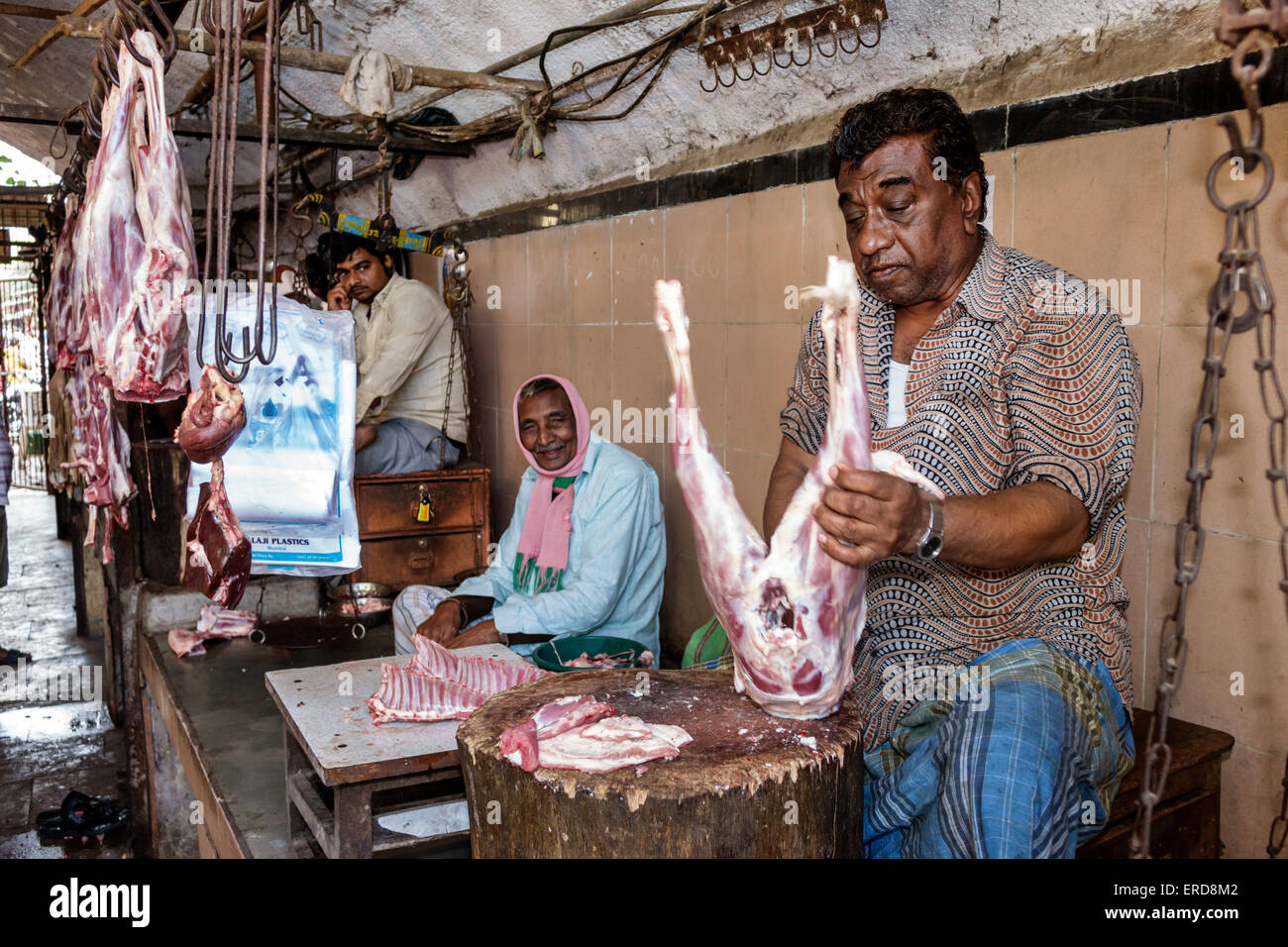 Mumbai India, Lower Parel, mercato domenicale, bancarelle, stand, stand, stand, venditore, venditori, commerciante, shopping shopper acquirenti negozi mercati di mercato marke Foto Stock