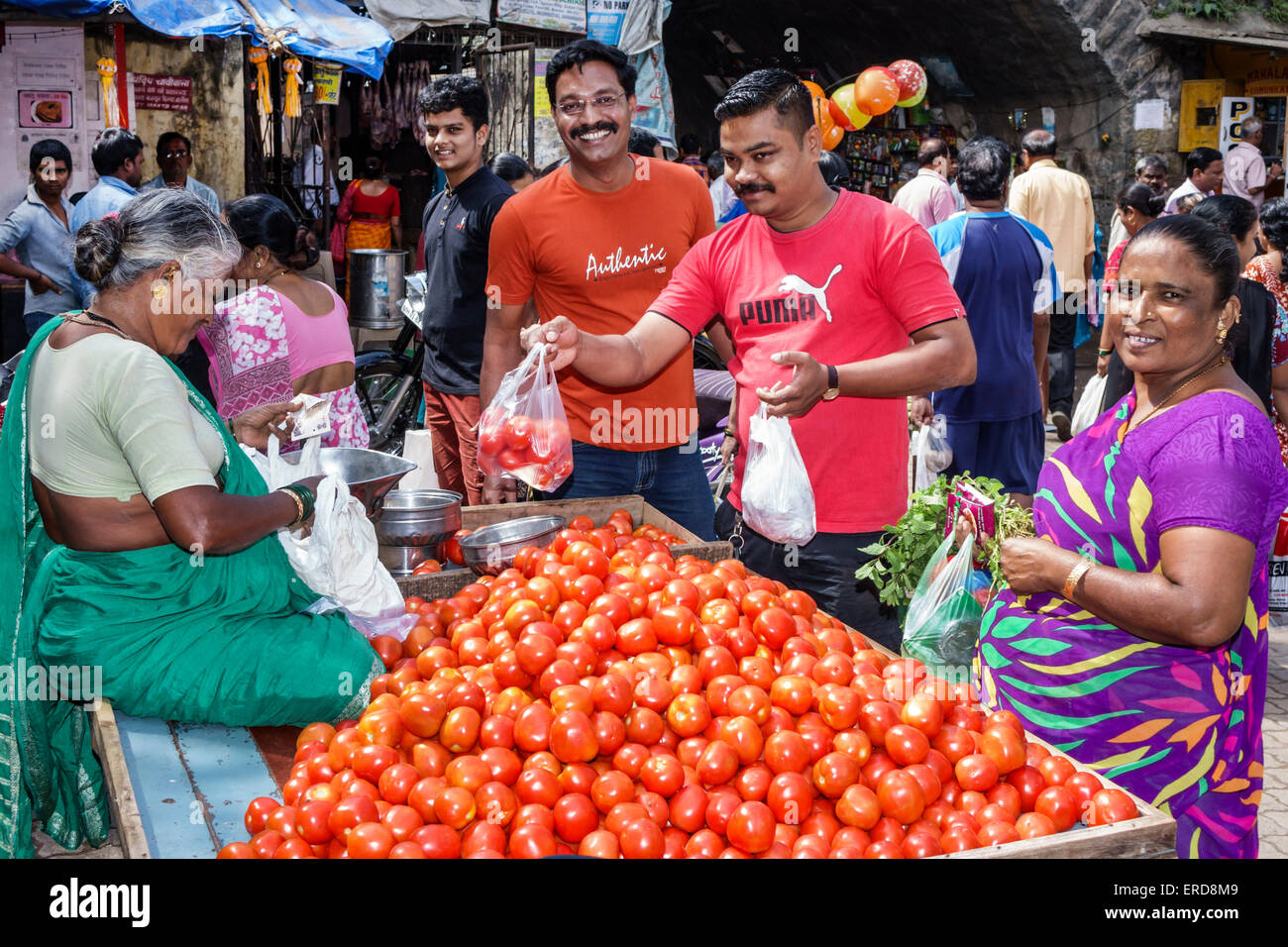 Mumbai India,Lower Parel,Sunday Market,producestall,bancarelle,stand,stand,stand,venditore,venditori,commerciante,shopping shopper shopping negozi mercati di mercato ma Foto Stock Mumbai India,Lower Parel,Sunday Market,producestall,bancarelle,stand,stand,stand,venditore,venditori,commerciante,shopping shopper shopping negozi mercati di mercato ma Foto Stock