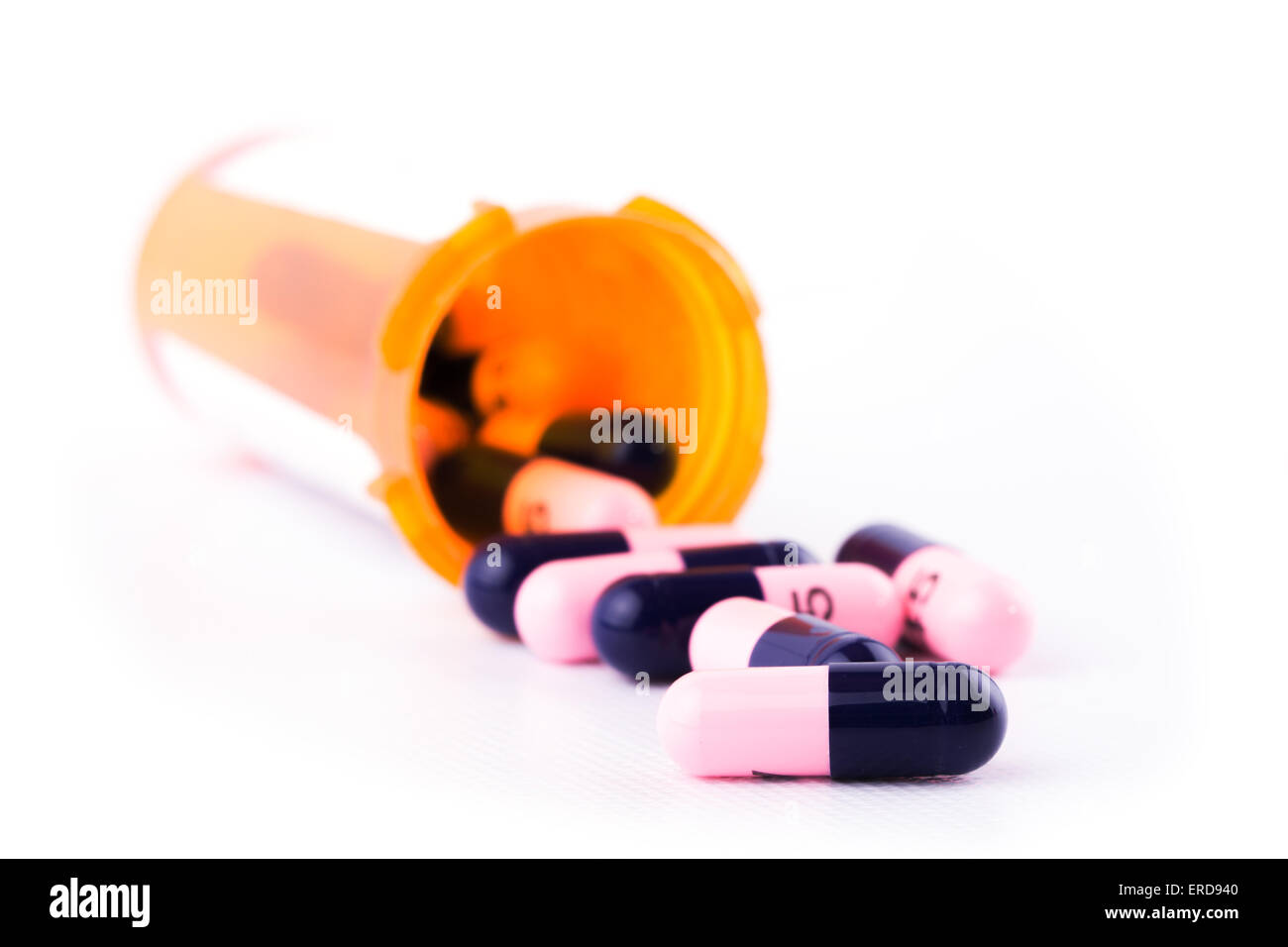 Le capsule di medicina di fronte un aprire la bottiglia di prescrizione Foto Stock