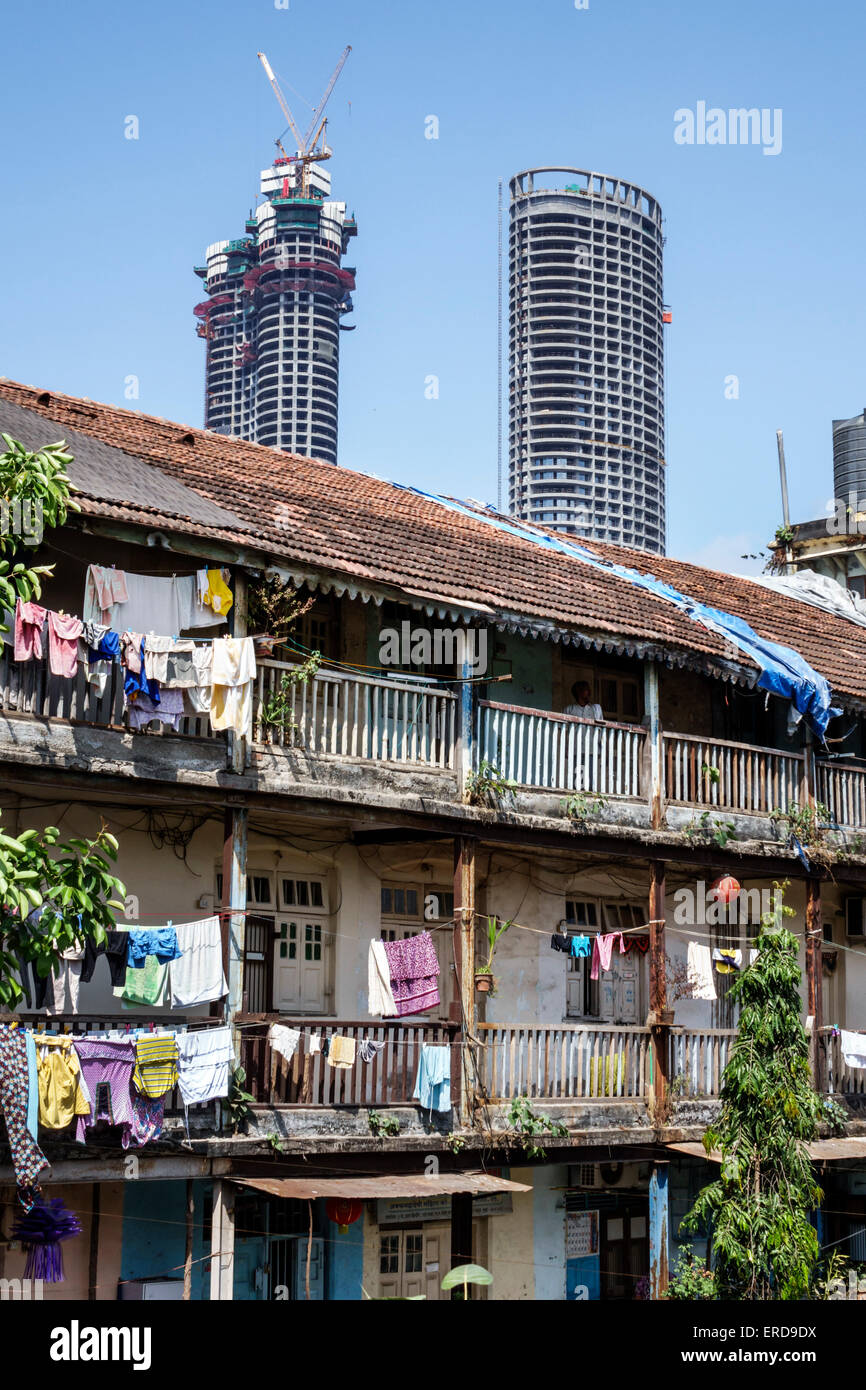 Mumbai India,basso Parel,vecchio,vecchio,vecchio,appartamento residenziale condominio appartamenti costruzione edifici alloggio, residenze, balconi, appeso, lavanderia, guardaroba Foto Stock